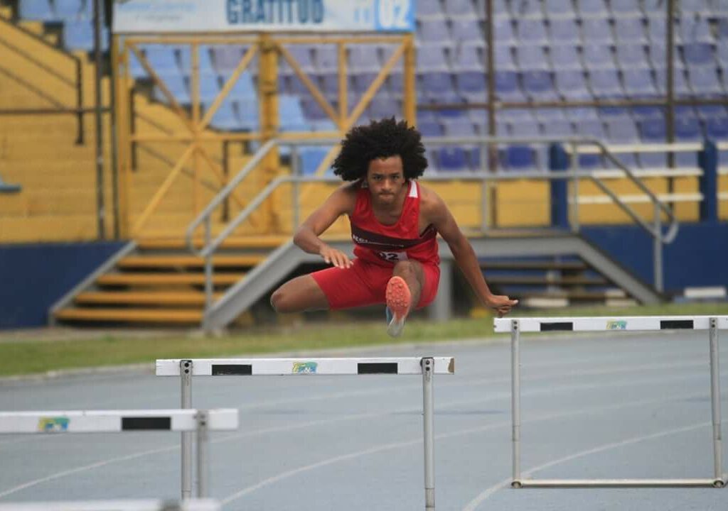tracksrunner-denzel-allen-400m-hürdenlauf-sprint-guatemala